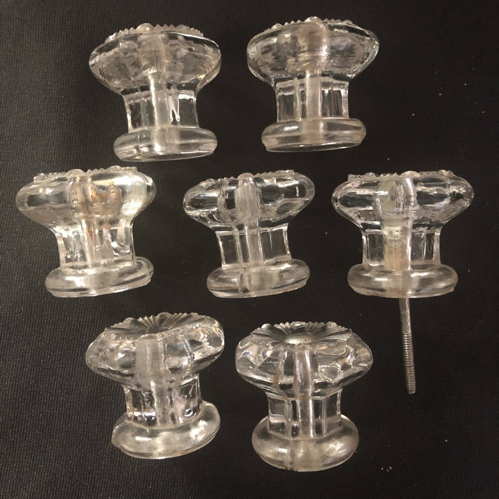 Vintage Clear Glass Door Knobs – Floral Design – Set of 7 - Picture 7 of 9